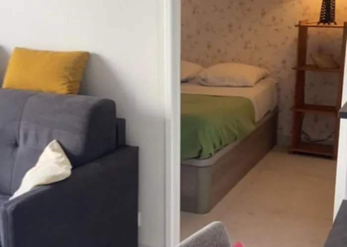 For 2 With Balcony Near Κάννες